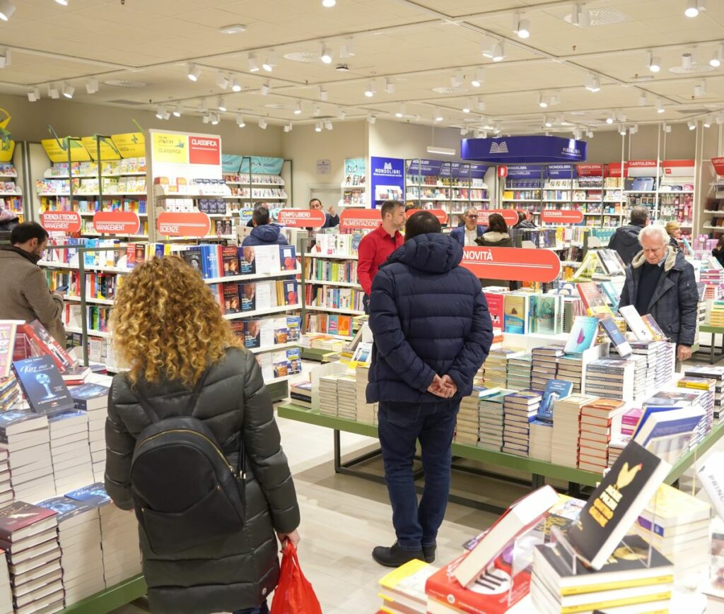 Mondadori, interno libreria (foto tratta da gruppomondadori.it)